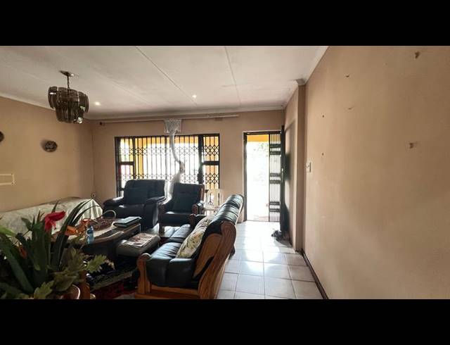 3 BEDROOM PROPERTY TO RENT IN CAVERSHAM GLEN